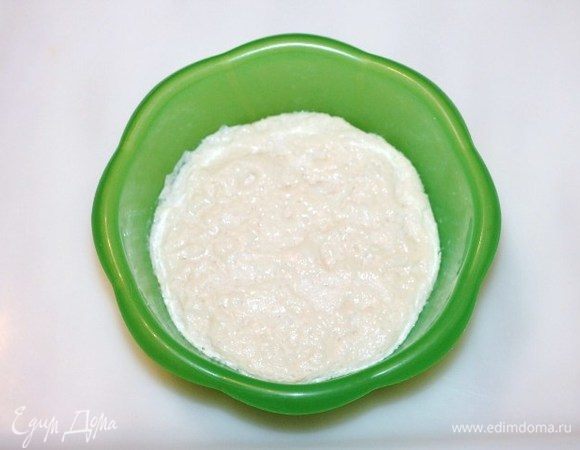 Приготовим оладьи. Дрожжи смешать cо 100 мл теплого молока, оставить на 20 минут в теплом месте для образования пенной шапочки. 
