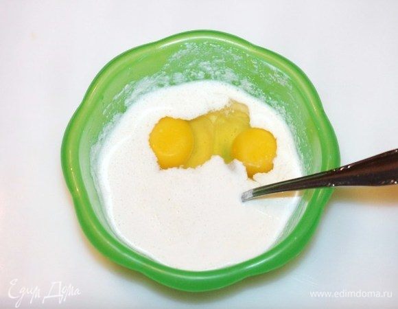 В опару добавить яйца, соль, сахар, оставшееся молоко и просеянную муку. Тесто перемешать и оставить на 40–60 минут в теплом месте. Поднявшееся тесто в течение этого времени 2 раза перемешать.
