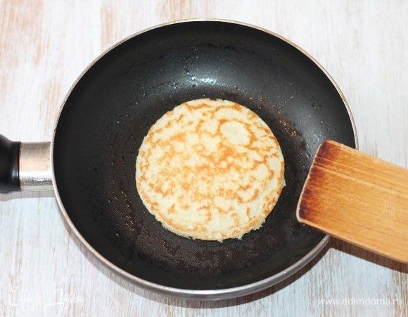 Выпекать оладьи на смазанной растительным маслом раскаленной сковороде. 
