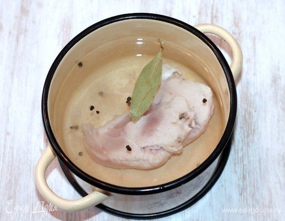 Приготовим начинку. Отвариваем филе курицы  в подсоленной воде с добавлением перца горошком и лаврового листа.