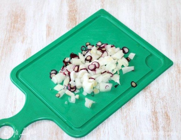 Репчатый лук очистить, вымыть и нарубить. На разогретом сливочном масле обжарить лук до прозрачности.
