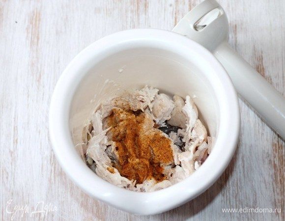 Приготовленное мясо остудить, нарезать кусочками и выложить в чашу блендера. Добавить обжаренный лук, приправу и 2 ст. л. сметаны. Измельчить блендером.
