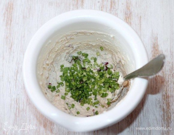 Затем добавить прессованную дольку чеснока и мелко порубленный зеленый лук, перемешать.
