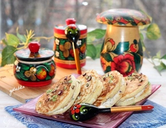 Оладьи смазать паштетом и соединить попарно.
