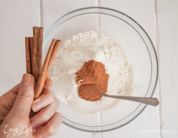 Затем добавим молотую корицу и молотый имбирь, соду, соль и разрыхлитель. 