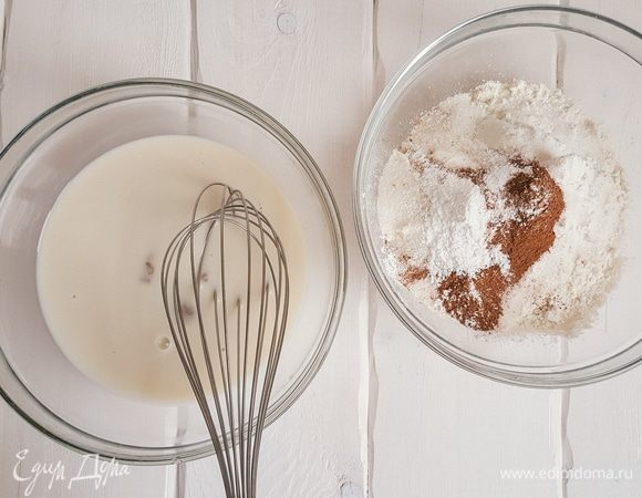 В миску с жидкими ингредиентами медленно добавляем сухие. 