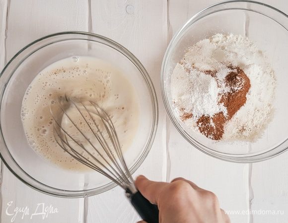 Размешиваем тщательно миксером или венчиком, чтобы не было комочков.
