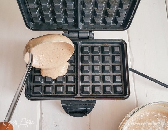 Нагреваем вафельницу. Смазываем ее растительным маслом. Тесто льем на середину, чтобы не вытекало за края вафельницы. Закрываем и выпекаем согласно инструкции к вафельнице (минут 5 на одну вафлю).
