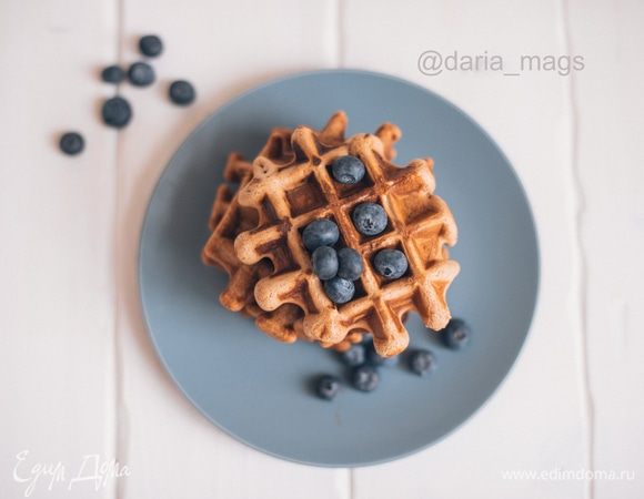 Подавать готовые вафли можно с вареньем или сиропом. Приятного аппетита! 