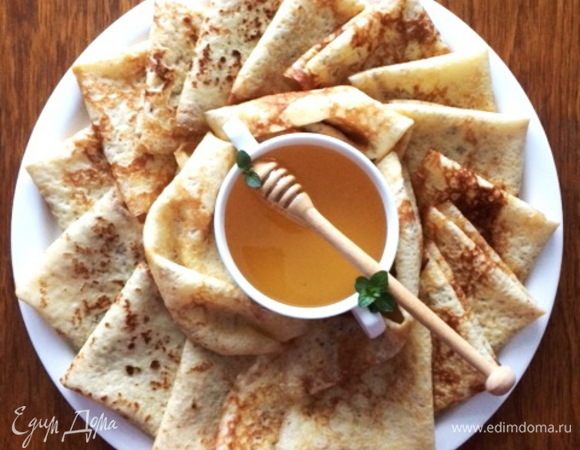 Подаем к завтраку с чем душе угодно — с медом, вареньем, со сметаной, сгущенкой, с растопленным шоколадом, карамелью. Или же готовим несладкую начинку, но это уже другая история, точно не для завтрака перед работой, т.к. времени утром в обрез.