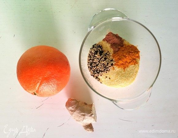 Путем ежедневных расчетов и совершенствования рецептуры я пришел к выводу, что для одного человека, а я готовлю всегда из нормы на количество человек, потому что считаю калории.
Изучив множество источников с рецептами и руководствуясь собственным опытом, я пришел к выводу, что одному среднестатистическому человеку достаточно 70 г крупы для насыщения. Причем абсолютно любой (можете запомнить это на будущее). Поэтому для начала отмеряем 70 г мелкой кукурузной крупы, чайную ложку кунжута, половину чайной ложки куркумы и гарам масалы (можно гвоздики или корицы), щепотку соли и не больше чайной ложки сахара, хотя благодаря сладости апельсина сахар можно и не добавлять. Если у вас нет корня имбиря,  возьмите чайную ложку измельченного.