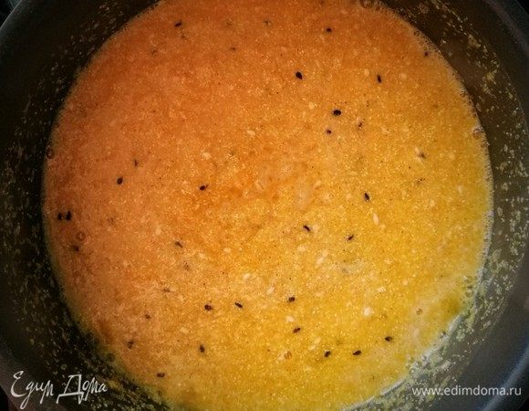 После того, как каша начнет густеть и «плеваться», убавляем огонь до минимума и продолжаем непрерывно помешивать во избежание пригорания. Далее, пробуя на вкус и определив степень готовности, накрываем крышкой и выключаем огонь, добавляем масло (если вам это необходимо) и даем пять минут постоять. 