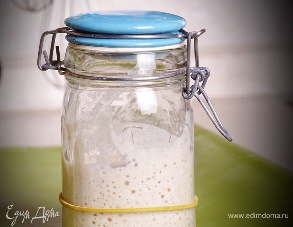 Сразу оговорюсь — из данного количества ингредиентов получается 2 больших хлеба по 1 кг каждый, примерно. Если вам столько не нужно или ваш тестомес не рассчитан на такие объемы — смело уменьшайте количество ингредиентов вдвое. В данном р ецепте используется пшеничная закваска 100% влажности «на пике».