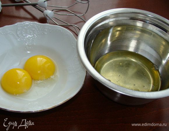 Отделить белки от желтков. Белки взбить в крепкую пену со щепоткой соли.