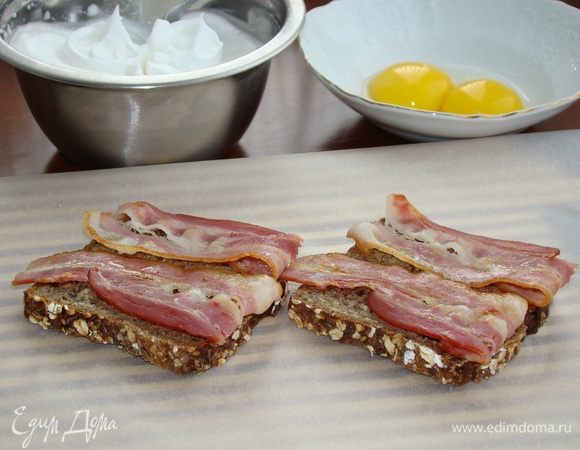 Бекон нарезать на тонкие ломтики и обжарить с обеих сторон. Уложить на хлебные тосты (у меня цельнозерновой хлеб).