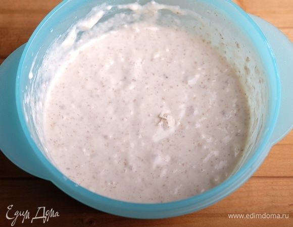 Приготовление хлеба разбить на два дня — в первый день поставить опару и замочить льняное семя. Во второй — замесить тесто и испечь хлеб. Первый день. Приготовить опару. Для этого закваску (стартер) размешать в воде, добавить муку. Миску накрыть крышкой или затянуть пленкой и оставить при комнатной температуре на 10–12 часов.