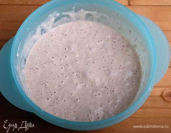 Через указанное время опара должна «вспухнуть», увеличиться в объеме и покрыться пузырями. Выглядеть это должно примерно так.