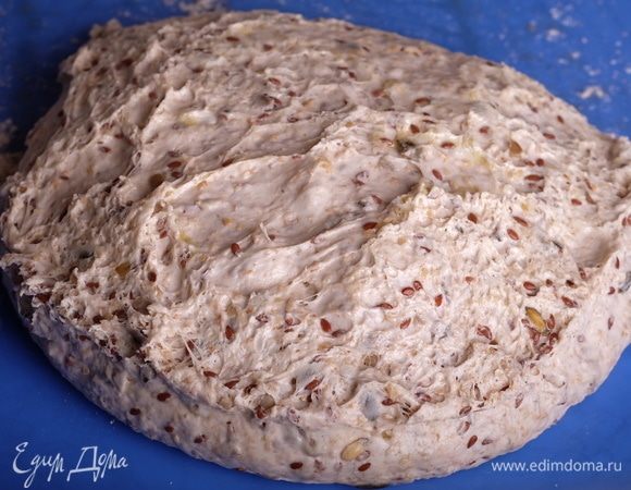 Перенести тесто из миски на рабочую поверхность, слегка смазанную маслом и посыпанную мукой.