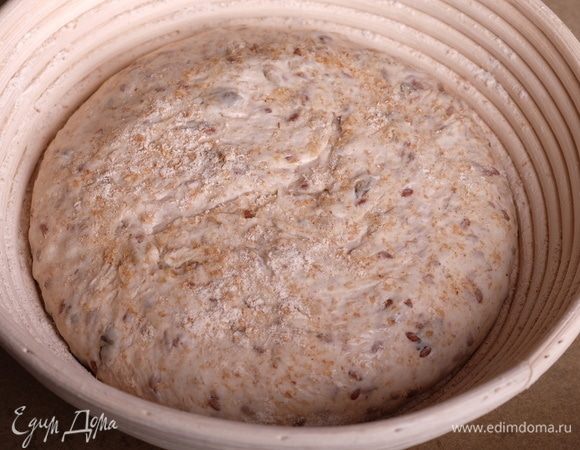 Уложить заготовки из теста швом наверх. Посыпать заготовки сверху мукой. Затянуть корзинки сверху пищевой пленкой и поставить на расстойку при температуре 24–26°С на 2–2,5 часа. Время снова условное. Может уйти времени больше. Как понять, что хлеб готов к выпечке? Он должен увеличиться в размере, при надавливании пальцем должен остаться след, который через 5–10 секунд должен медленно сгладиться.