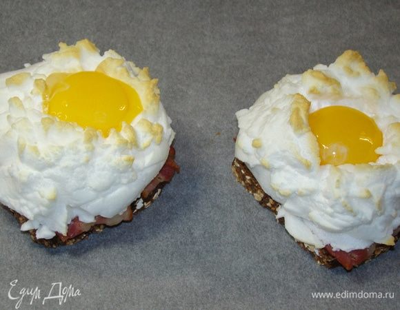 Как только белки слегка подрумянятся, достать из духовки и аккуратно в серединки переложить желтки и слегка посолить. Бутерброды поставить обратно в духовку минут на 5, чтобы желток схватился.