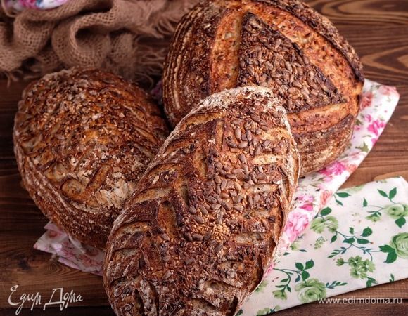 Сразу же после надреза перенести хлеб в раскаленную духовку на камень, накрыть колпаком и выпекать под колпаком 15 минут при максимальной температуре. Через 15 минут колпак убрать, температуру снизить до 200°С и допекать хлеб до румяной корочки. Я ориентируюсь на температуру внутри хлеба, используя термощуп — внутри пропеченного хлеба температура равна 92–98°С. Если пар организуется с помощью кипятка, то также первые 15 минут печете с паром, затем пар убираете (вынимаете противень или сковородку) и уже допекаете хлеб при 200°С. Дать хлебу остыть на решетке. Остывший хлеб хранить в бумажном пакете.