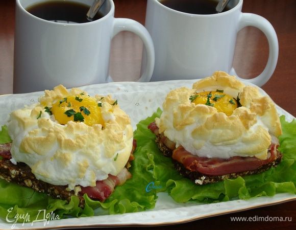 Сытные и вкусные бутерброды готовы. Подавать можно с зеленью и молотым перцем. Такой завтрак под силу и мужчинам, которые могут проявить свои кулинарные способности и порадовать своих любимых!