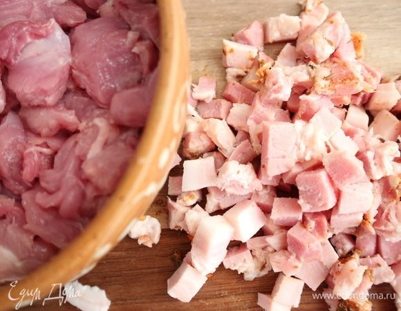 Нарезать на кусочки меньшую часть. Грудинку нарезать небольшими кубиками.