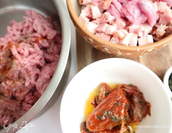 Большую часть мяса индейки прокрутить через мясорубку. Грудинку соединить с кусочками бедра индейки.