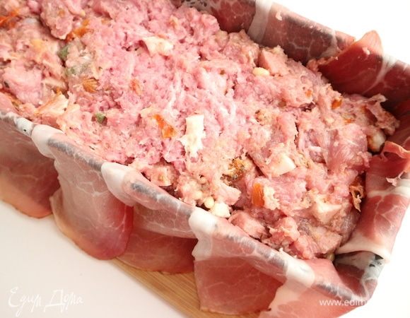 Положить фарш и другие составляющие в форму.