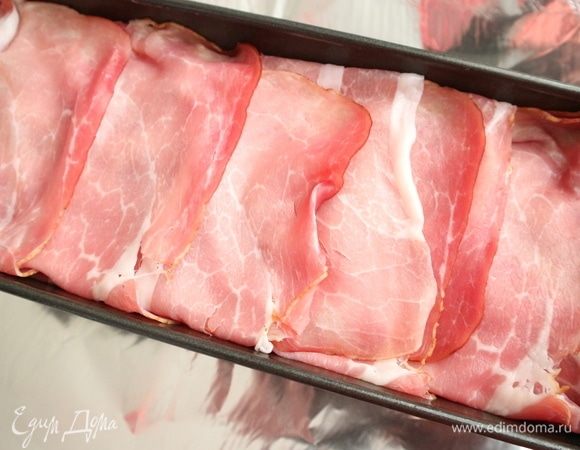 Прикрыть смесь пластинками бекона.