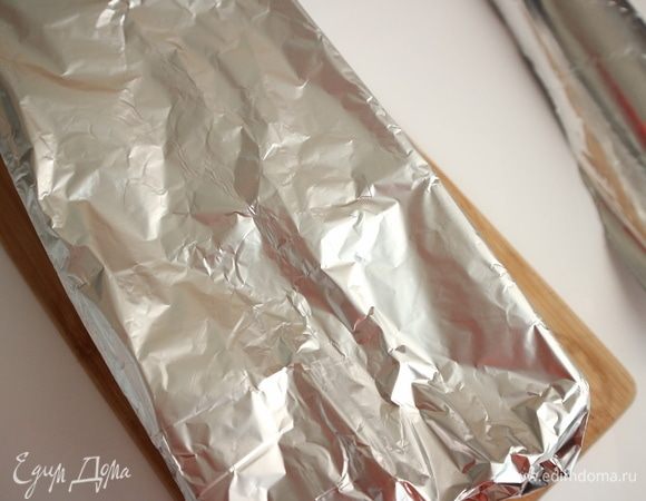 Завернуть форму в фольгу.