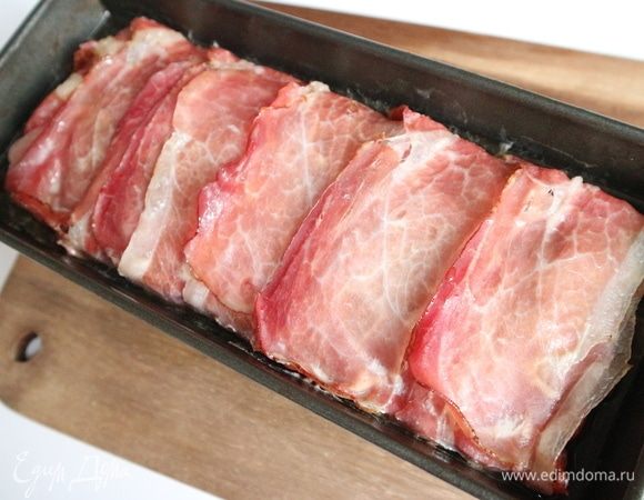 Отправить в духовку на 1 час 30 минут. Затем вынуть, аккуратно снять фольгу (будьте осторожны, в форме горячий бульон), отправить в духовку форму еще на 10 минут. Вынуть террин из духовки. Дать остыть в бульоне, затем бульон можно слить.