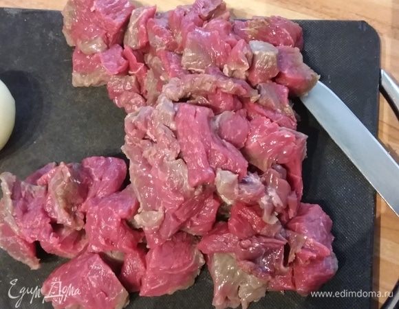 Мясо вымыть, обсушить, удалить жилки, пленки и нарезать на мелкие кусочки. Овощи обработать и нарезать мелким кубиком. Я еще добавила палочку сельдерея. 