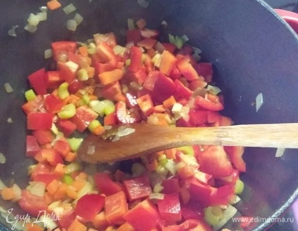 В кастрюле с толстым дном разогреть масло и обжарить мясо. Выложить на тарелку. В этой же кастрюле обжарить все овощи. 