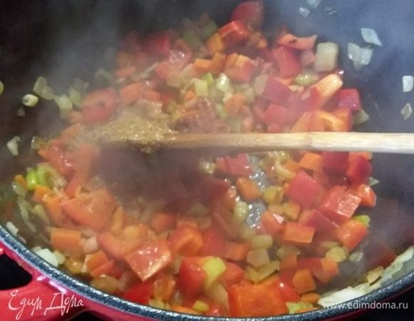 Добавить сахар и томатную пасту, обжарить полминуты. 