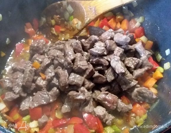 Выложить мясо, посолить и поперчить. 