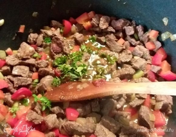 Влить свежесваренный крепкий кофе, темное пиво и орегано. 