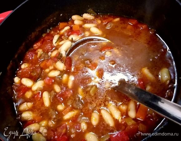 Я использую консервированную фасоль. В конце варки нужно добавить промытую фасоль в суп и прогреть ее в супе. 