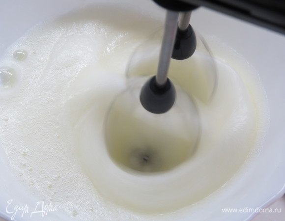 Белки взбить в устойчивую пену, добавить соль. 