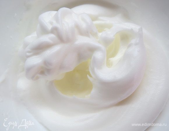 Еще раз взбить до твердых пиков.