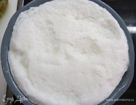 На желтки выложить взбитые белки, разровнять. Сделать минимальный огонь. Крышкой сковороду не закрывать. Чтобы проверить готовность, коснитесь белковой пены пальцем. Если белок не липнет к пальцу, значит, омлет готов. 