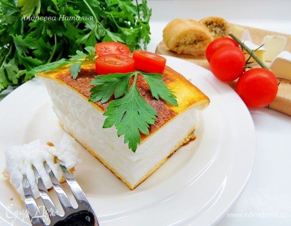 Готовый омлет сложить пополам. Разрезать готовый омлет на две порции. Приятного аппетита!