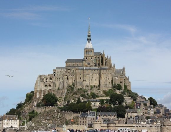 Если будете посещать аббатство, не забудьте обойти его вокруг по грязи или песку (дождавшись отлива, конечно). Пара обуви будет убита, но зато можно уйти подальше от автомобильной парковки и полюбоваться этим чудом природы и архитектуры.