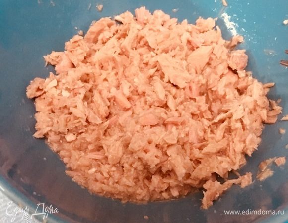 Выложить тунца ТМ «Магуро» в тарелку и размять. Для того, чтобы тунец не был слишком сухим, нужно добавить немного рассола из банки.