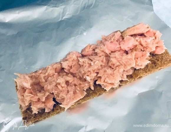 Выкладываем тунца на ржаные хлебцы. Я это делаю на фольге.