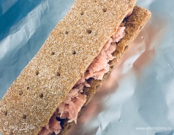 Кладем два хлебца с тунцом друг на друга начинкой внутрь и заворачиваем в фольгу. Можно завернуть в пищевую пленку или пищевой пакет.