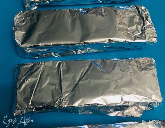 Получилось 4 конвертика. Убираем в холодильник минимум на 2 часа, можно и на ночь. Для лучшей пропитки верхних хлебцов необходимо перевернуть конвертики приблизительно через 1 час.