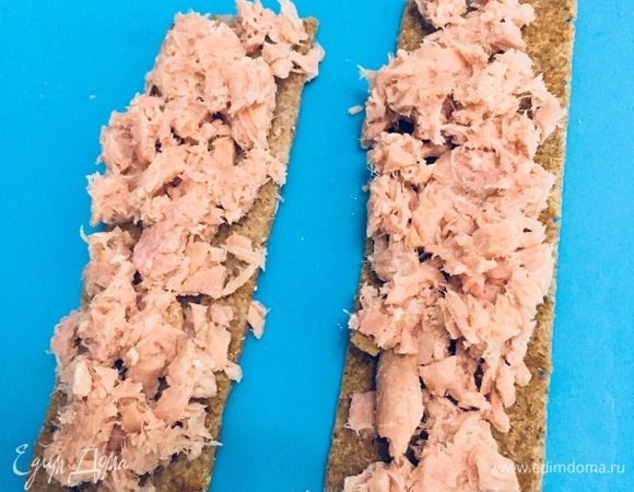 Достаем, разворачиваем и разъединяем хлебцы.