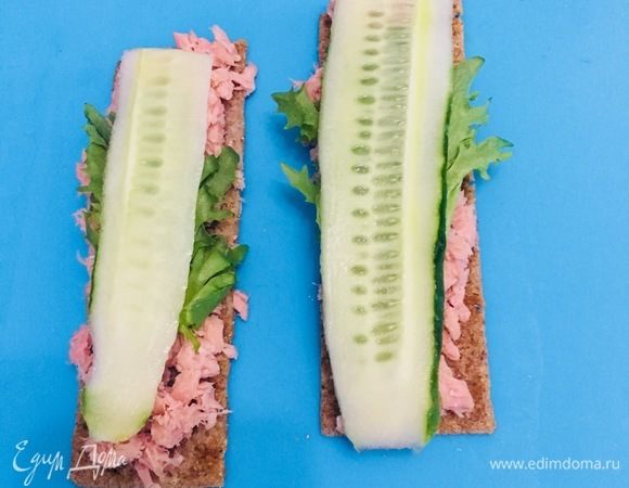 На одну половину кладем лист салата и тонкий ломтик свежего огурца (с соленым огурцом тоже вкусно).