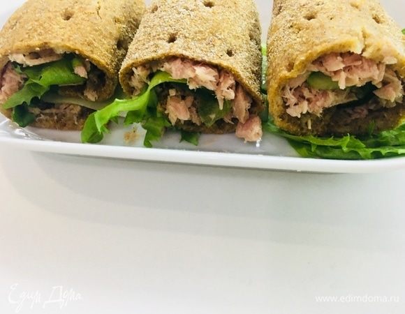 Закручиваем плотно в рулет. И вот легкие, полезные, сытные ржаные рулетики с тунцом готовы. Приятного аппетита!